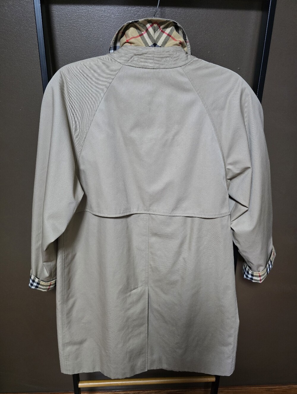 Vintage Burberrys Classic Beige Trench Coat with Check Lining, Mid-lenght - Picture 2 of 12